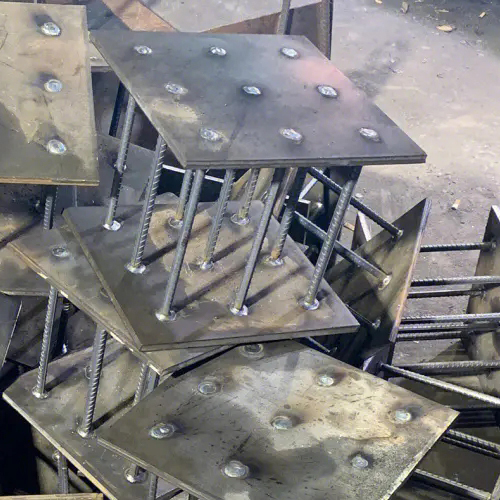 在确定保定预埋件位置时，需要考虑以下几点